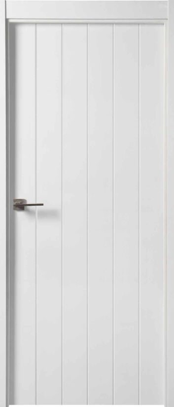 Puerta de madera marrón con un diseño liso y manija metálica.