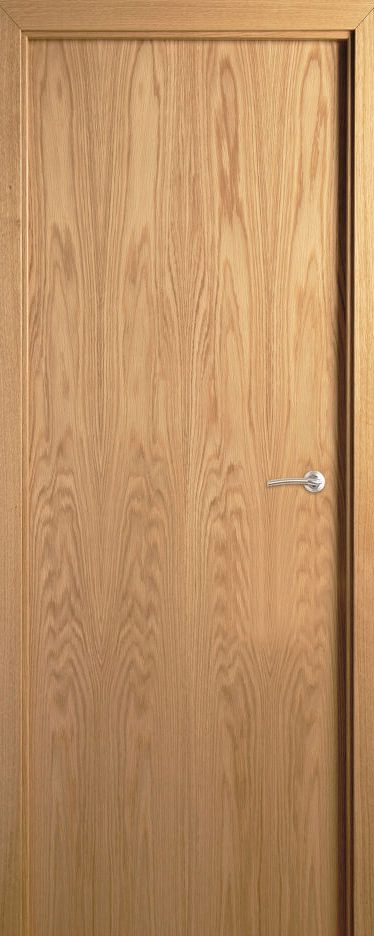 Puerta de madera oscura con diseño liso y un pomo plateado.