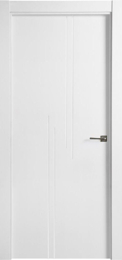 Puerta de madera marrón con un diseño liso y manija metálica.