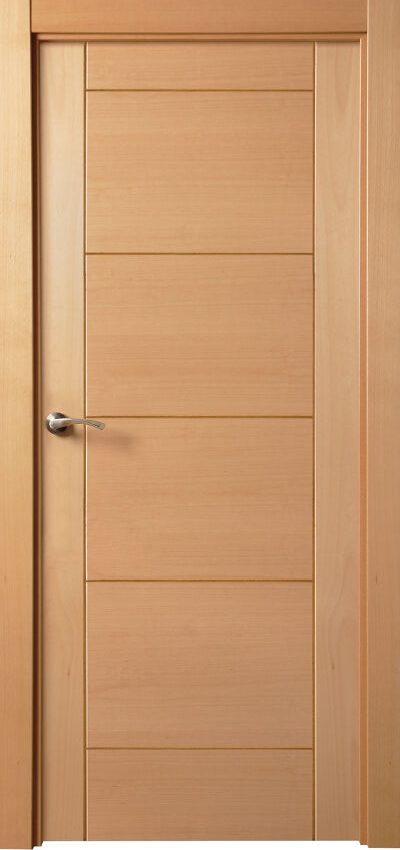 Puerta de madera marrón con un diseño liso y manija metálica.