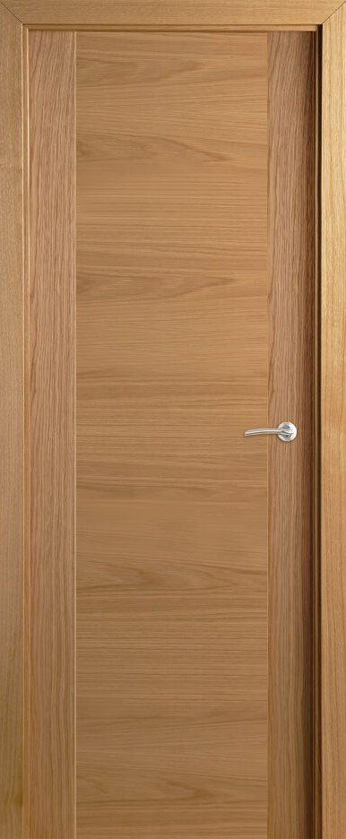 Puerta de madera clara con un diseño sencillo y un tirador horizontal.